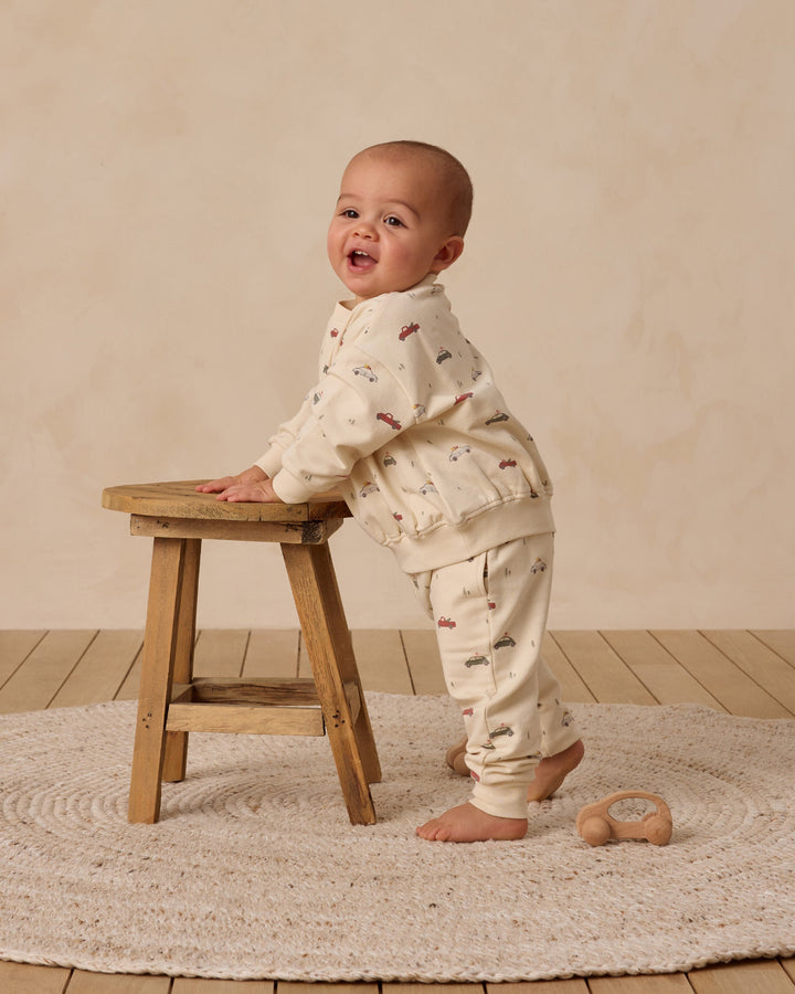 Quincy Mae - Relaxed Fleece Holiday Cars Sweatpants in Natural