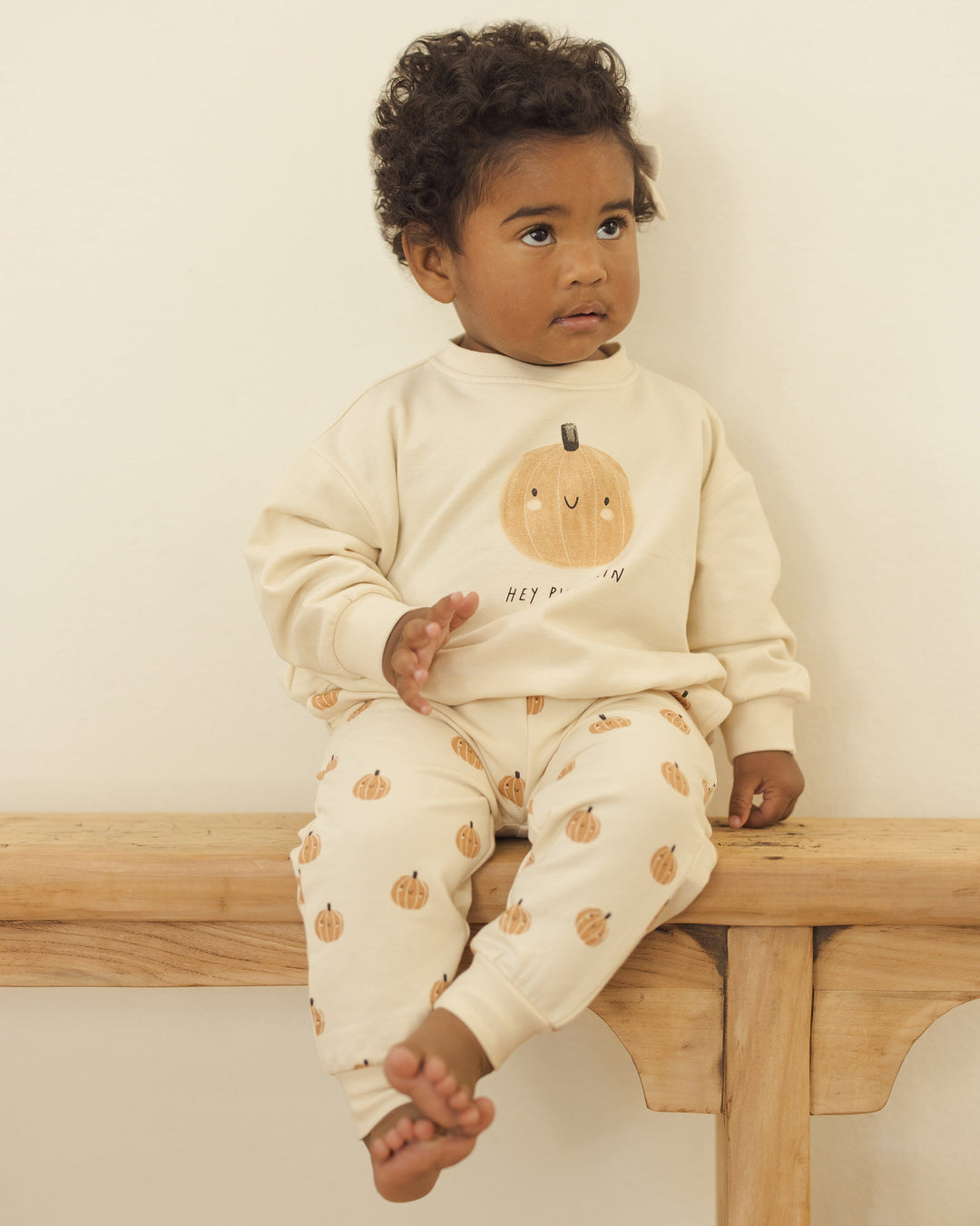 Quincy Mae - Relaxed Fleece Smiley Pumpkins Sweatpants in Natural