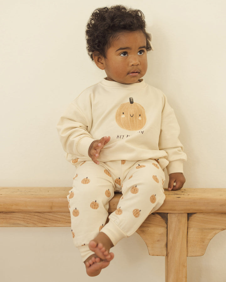 Quincy Mae - Relaxed Fleece Smiley Pumpkins Sweatpants in Natural