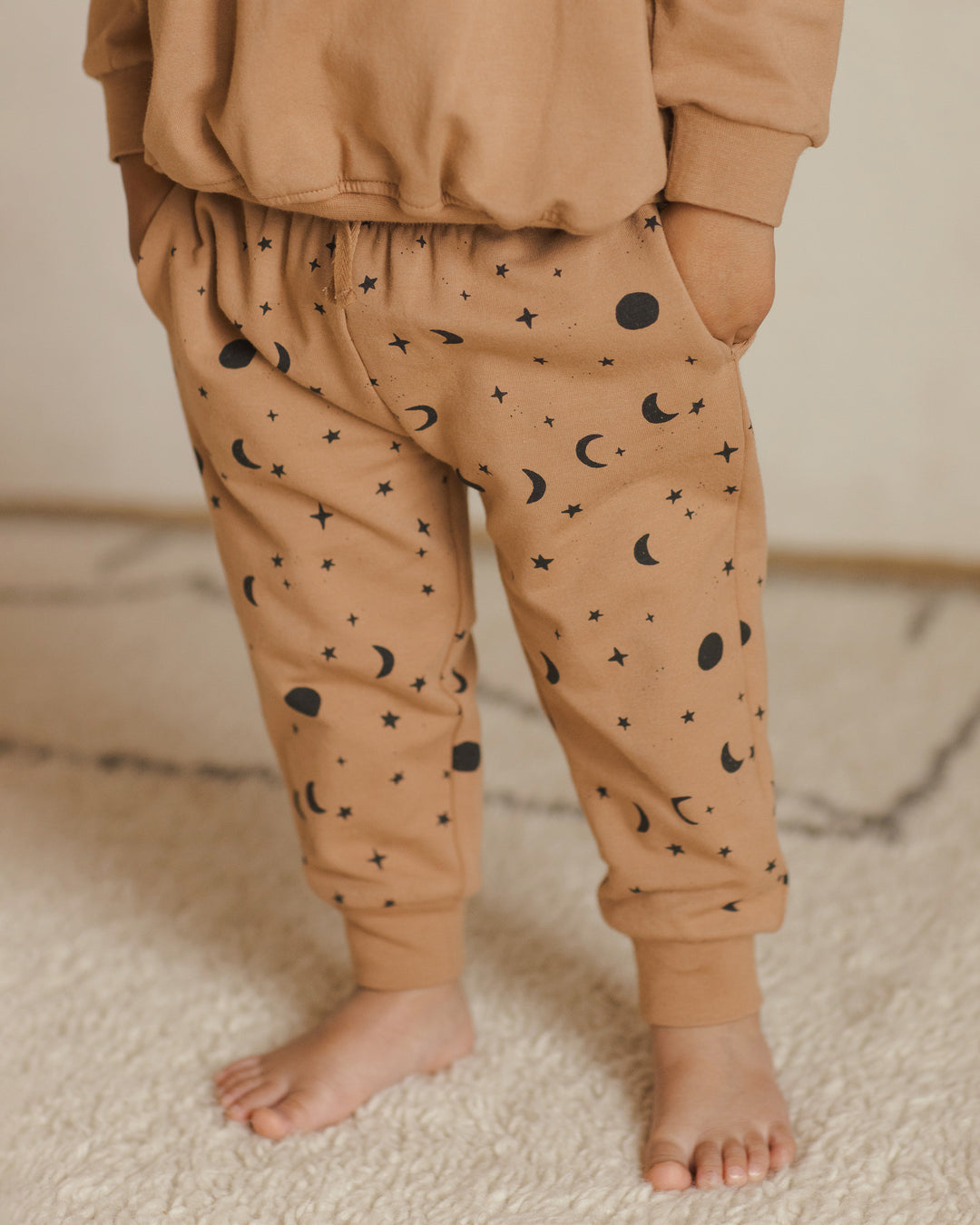 Quincy Mae - Relaxed Fleece Night Sky Sweatpants in Spice (18–24mo)