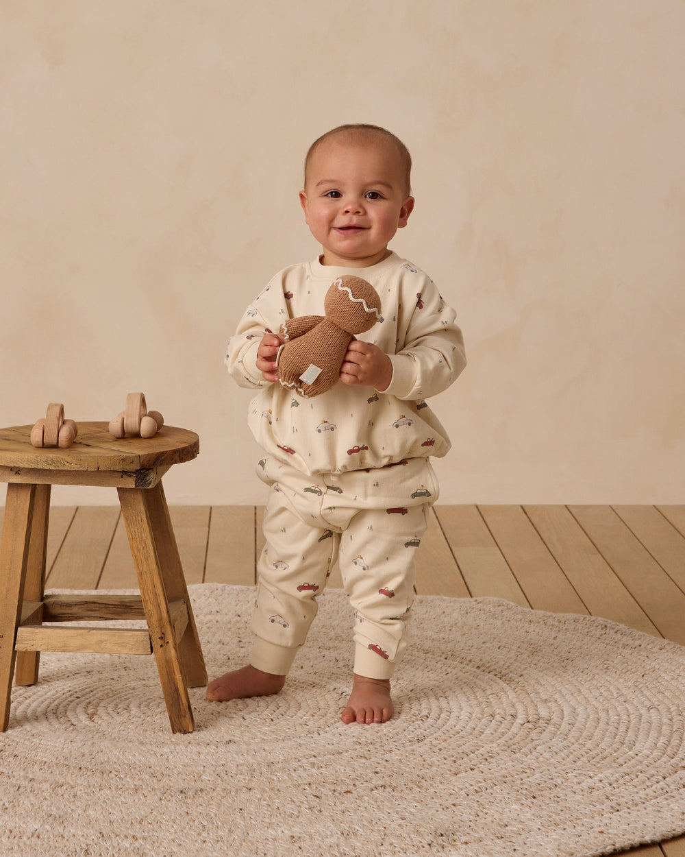 Quincy Mae - Relaxed Fleece Holiday Cars Sweatpants in Natural