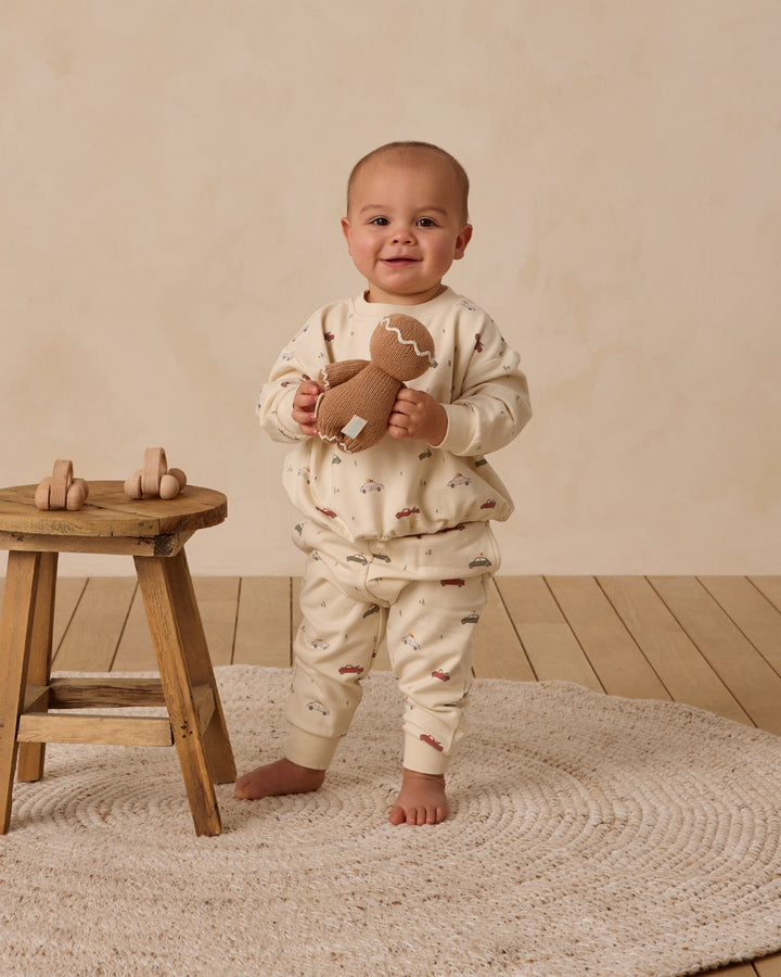 Quincy Mae - Relaxed Fleece Holiday Cars Sweatpants in Natural