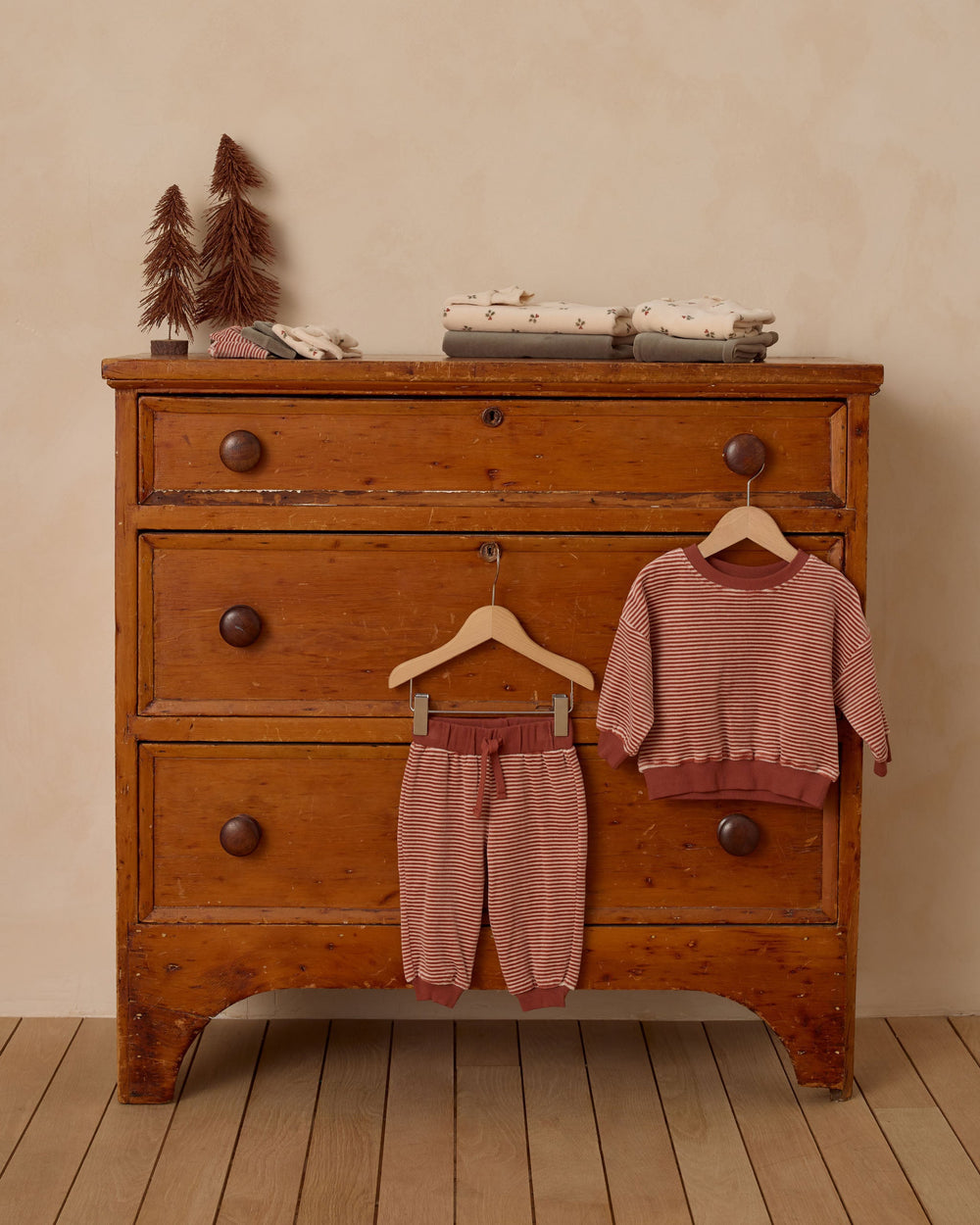 Quincy Mae - Velour Relaxed Sweatpants and Sweatshirt in Candy Cane Stripe