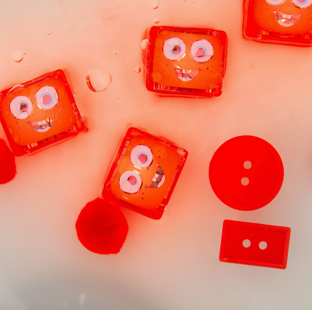 Glo Pals - Water Activated Light Up Cubes in Red